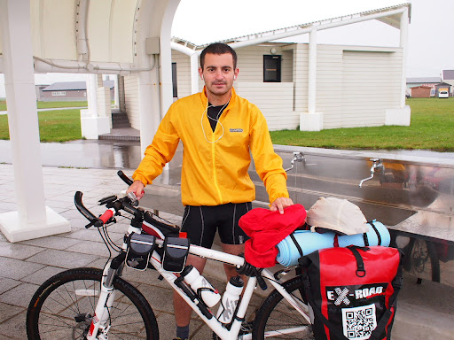 Онсен, дождь, японец