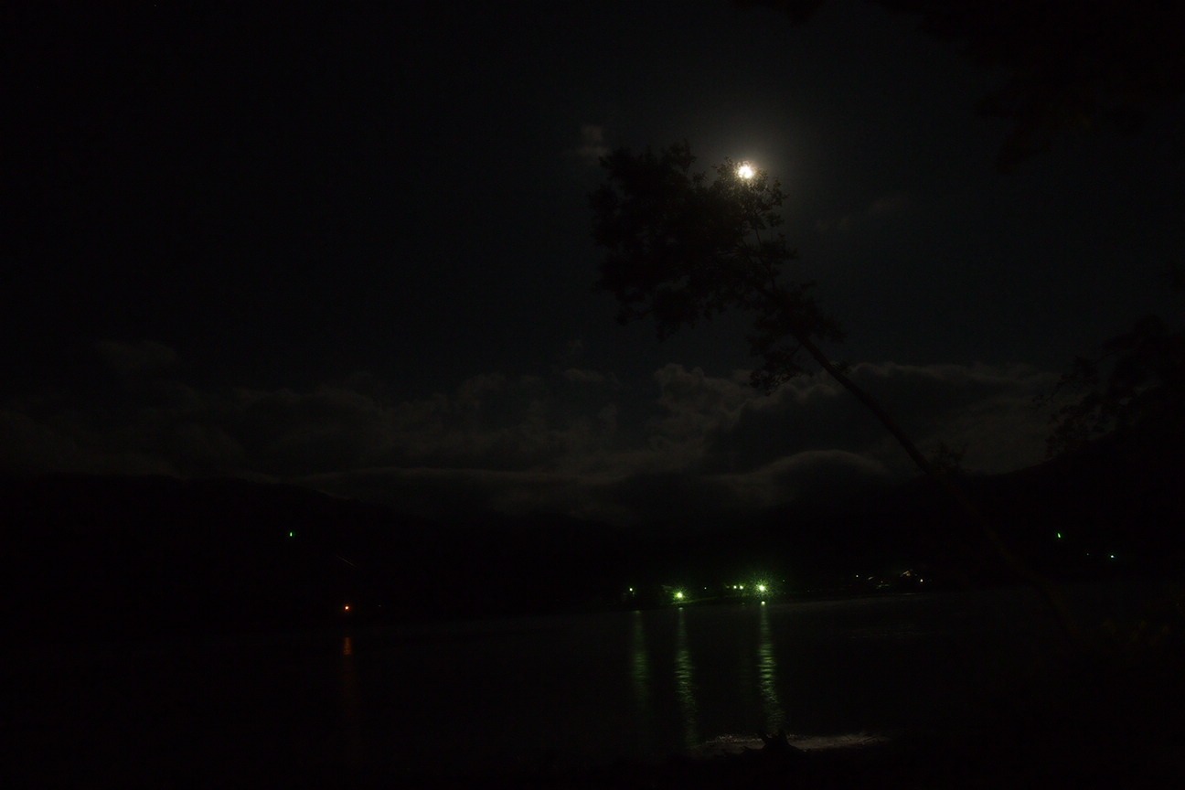 Онсен унисекс, Озеро Товада и морской пехотинец Майк